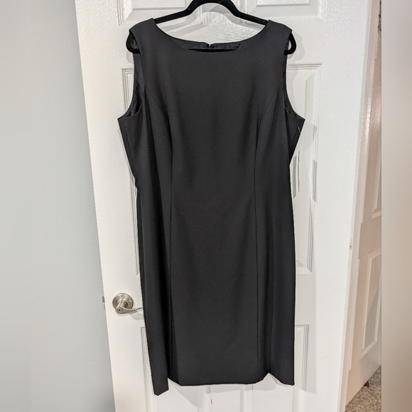 NWT Tahari Arthur S. Levine Classics Black Sleeveless Sheath Dress in Size 16 - Picture 1 of 10